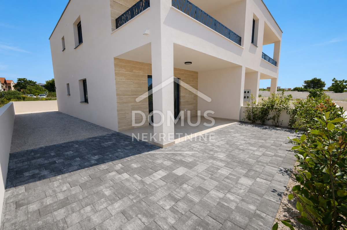 Vodice, novogradnja, dvosoban stan 81 m2 sa vrtom i 2 parkinga