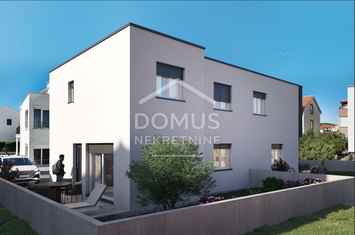 Vodice, moderan dvosoban stan, 42 m² s dvorištem