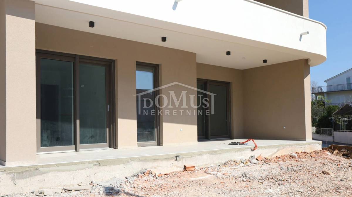 Vodice, novogradnja, 2-sobni apartman 81,21 m2 u prizemlju, s pogledom na more