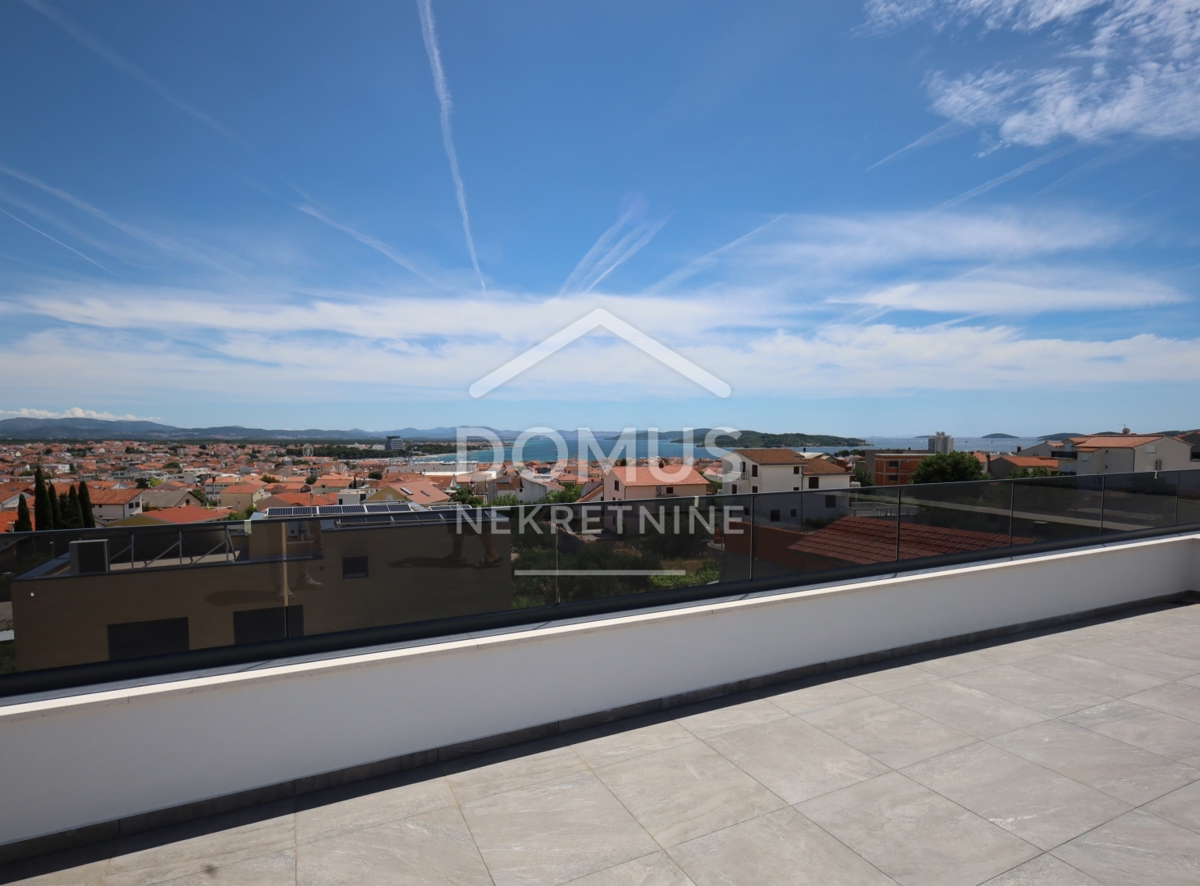 Vodice, novogradnja, 2-sobni apartman 99,42 m2, s krovnom terasom 85,40m2 i pogled na more