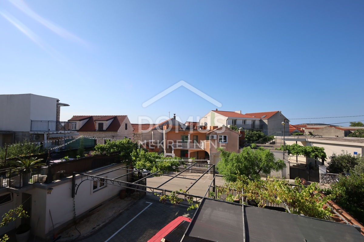 Vodice, 3-soban apartman 105,39m, samo 550 m od plaže