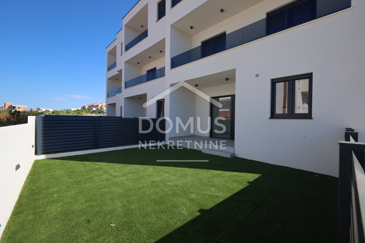 Vodice, novogradnja, dvoetažni stan od 115,82 m2, mirna lokacija