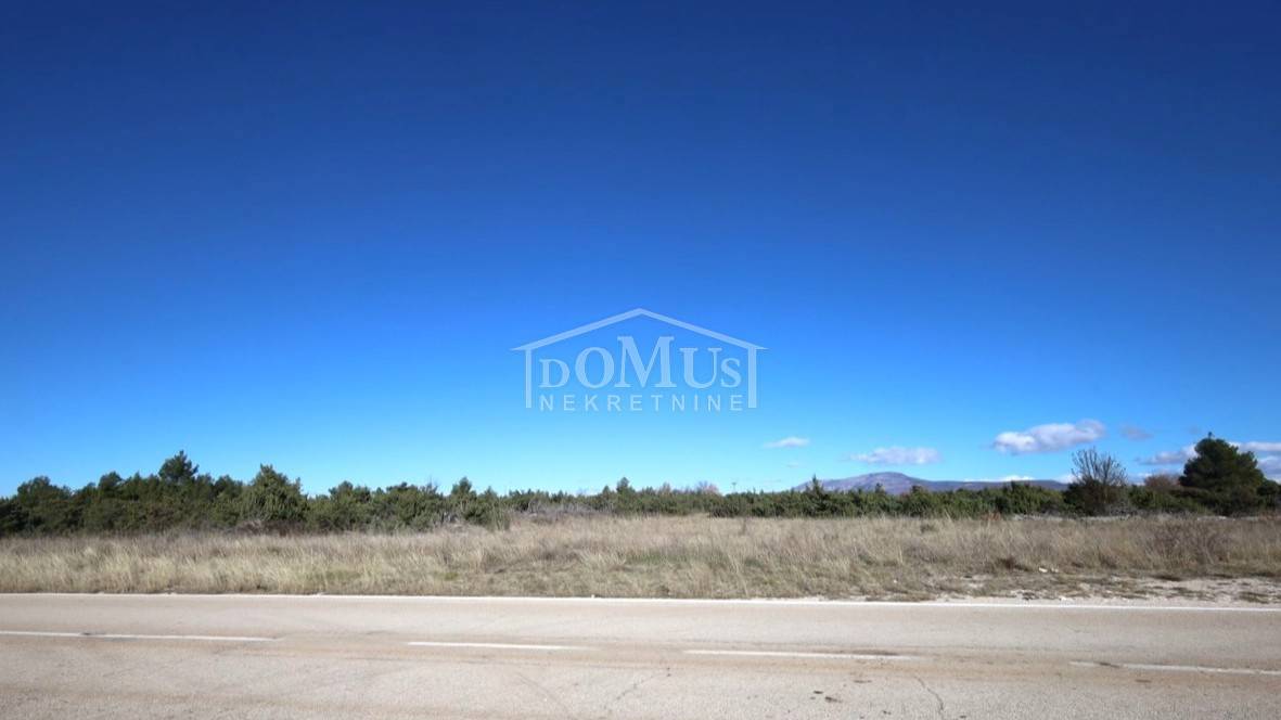 Участок DRNIŠ, 195.989 €