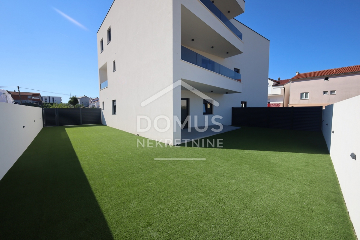 Vodice, novogradnja, dvoetažni stan od 151,44 m2, mirna lokacija