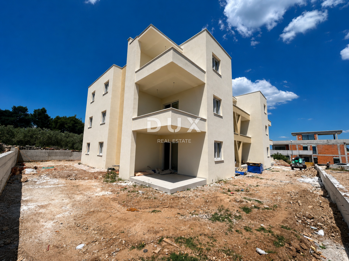 ŠIBENIK, VODICE – Stan u prizemlju s 133m2 vrta, NOVOGRADNJA!