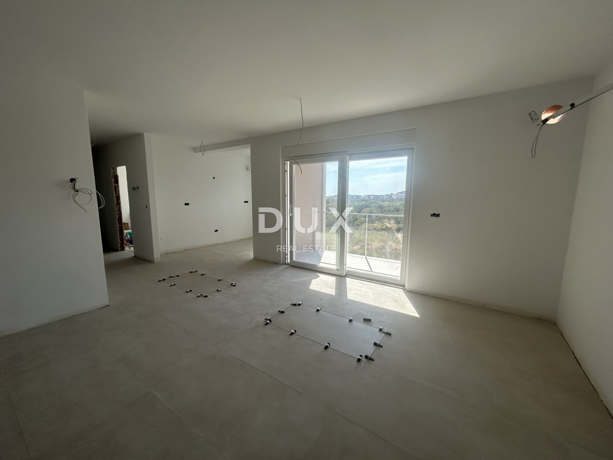 Šibenik, Vodice, zadnji kat, 93 m² privatne krovne terase, pogled na more, garaža