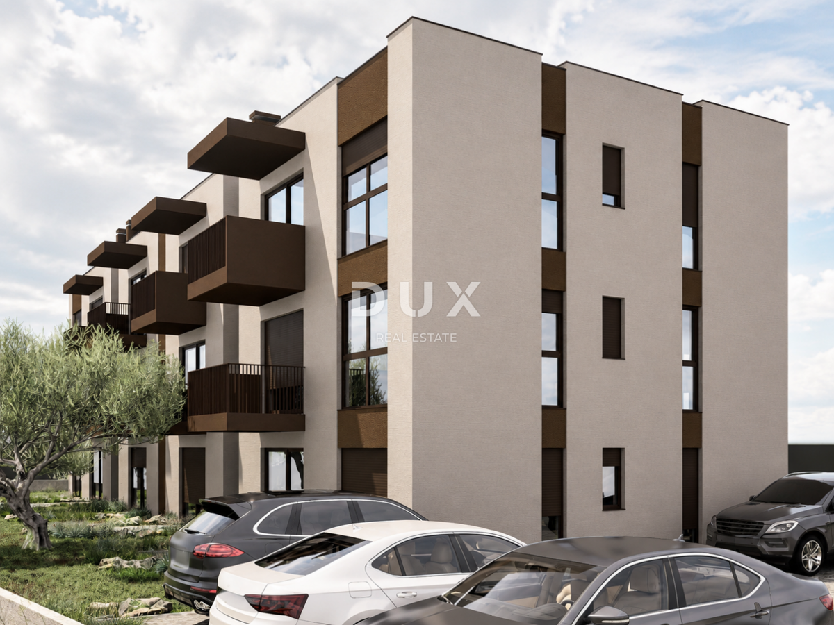 VODICE – Stan na zadnjem katu s pogledom na more, balkon i 2 parkirna mjesta