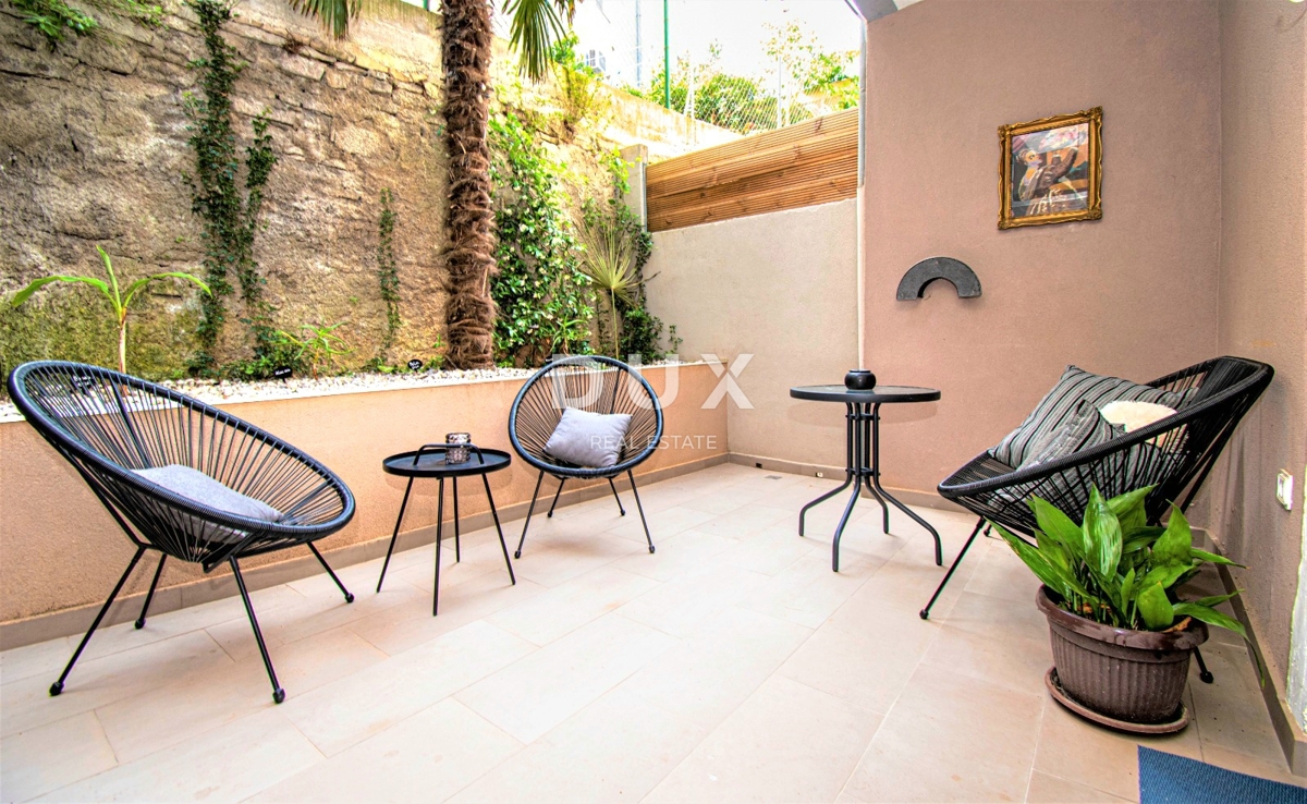 ISTRIA, PULA - 1BR+LR Luxury apartment with private garden near the Amphitheater