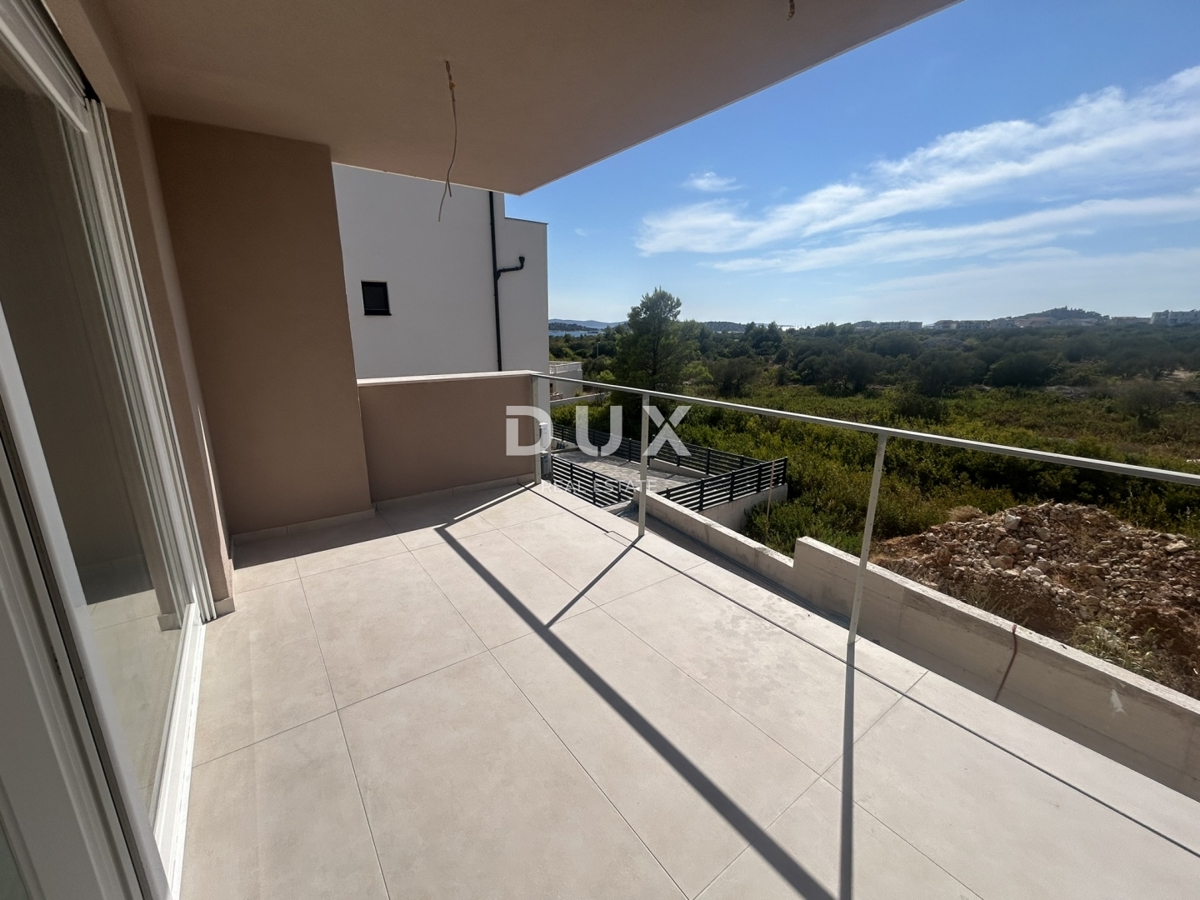 Vodice, dvosoban stan 96 m², 500 m od mora, 2 park. mjesta