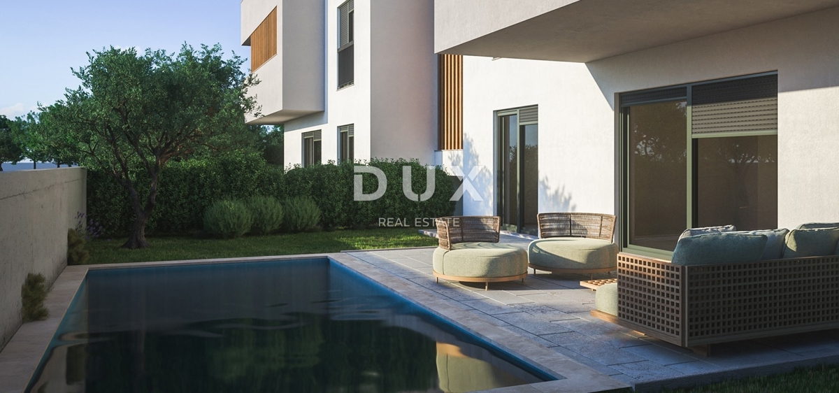 VODICE – Stan s privatnim bazenom i vrtom