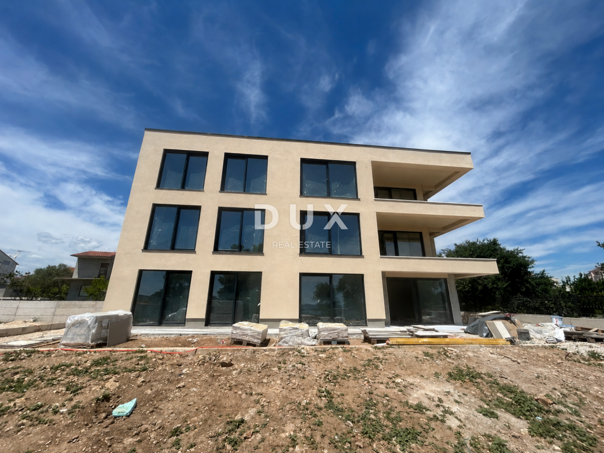 VODICE – 3SS+DB stan s vrtom i pogledom na more, 70 m od mora i plaže