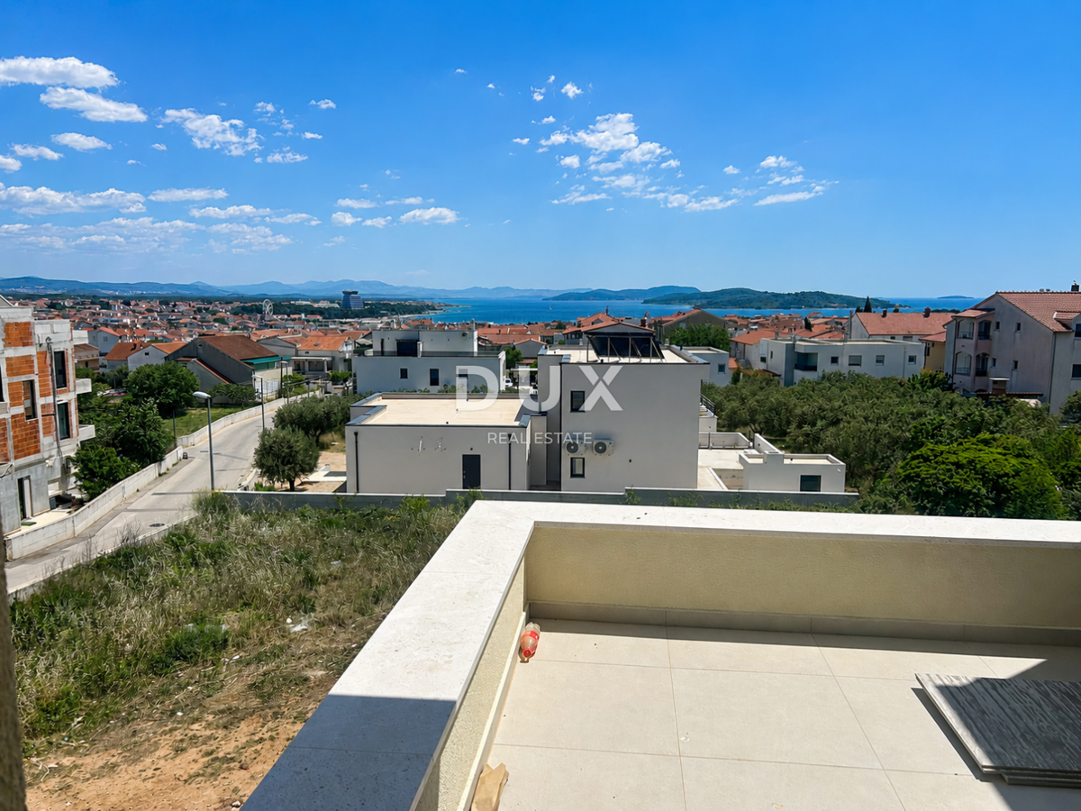 ŠIBENIK, VODICE – Stan na zadnjem katu s panoramskim pogledom na more