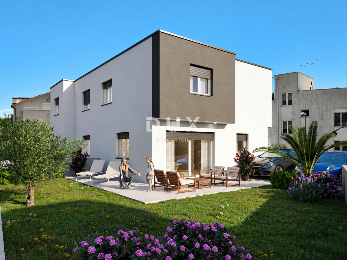 Vodice, štirisobno stanovanje z dvoriščem, 105 m², 600 m od morja