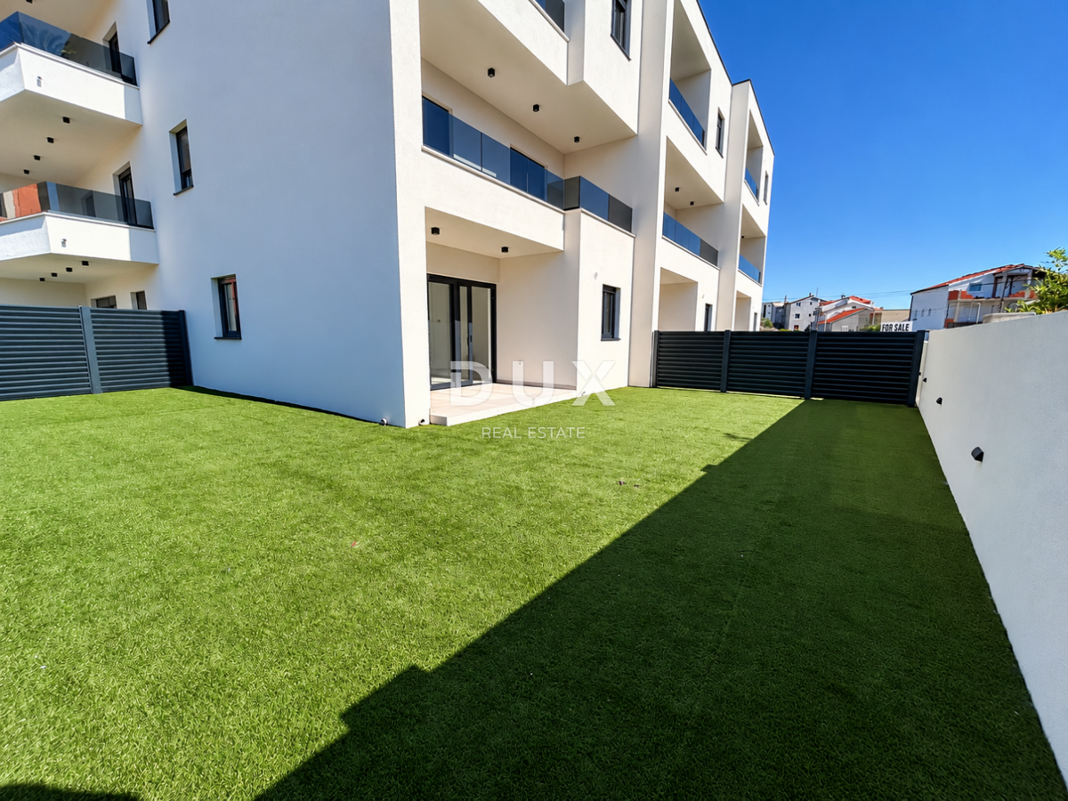 Vodice, dvosobno dupleks stanovanje s tremi spalnicami in velikim vrtom, 113,37 m²