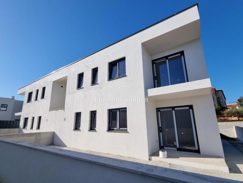 New construction, apartment on the first floor of a residential building, Poreč