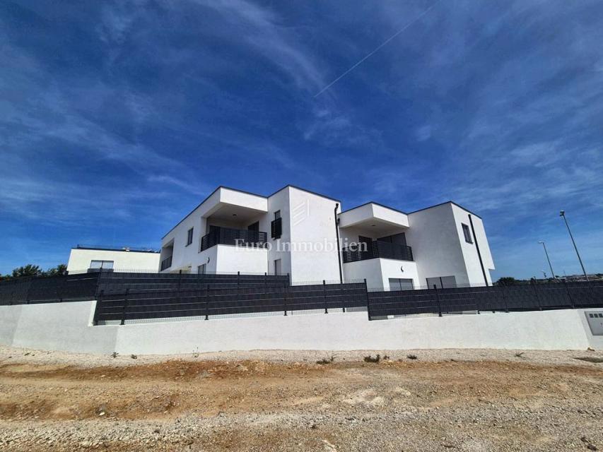 Vodice, Moderno stanovanje S1 z vrtom