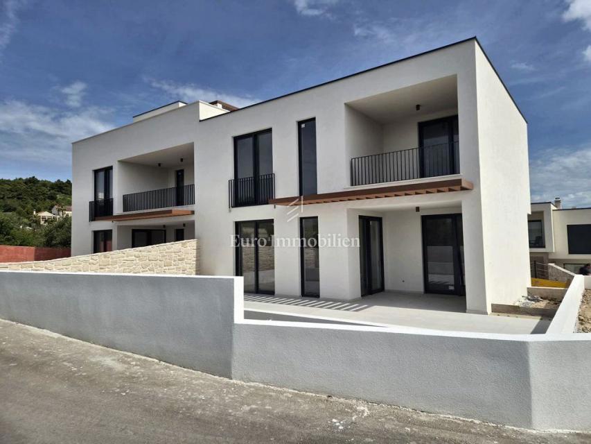 Vodice, Dvoetažno stanovanje na mirni lokaciji