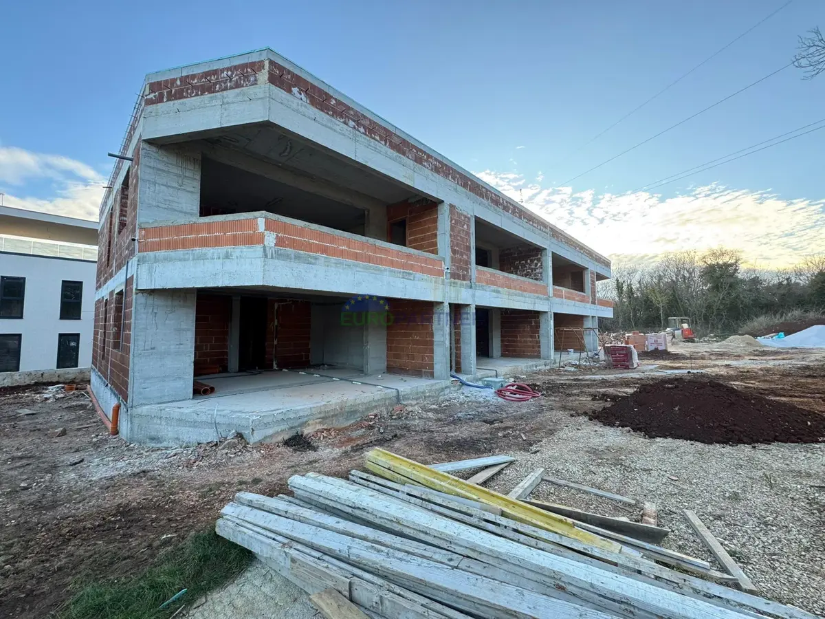 Poreč, okolica, dvosoban stan u prizemlju s vrtom