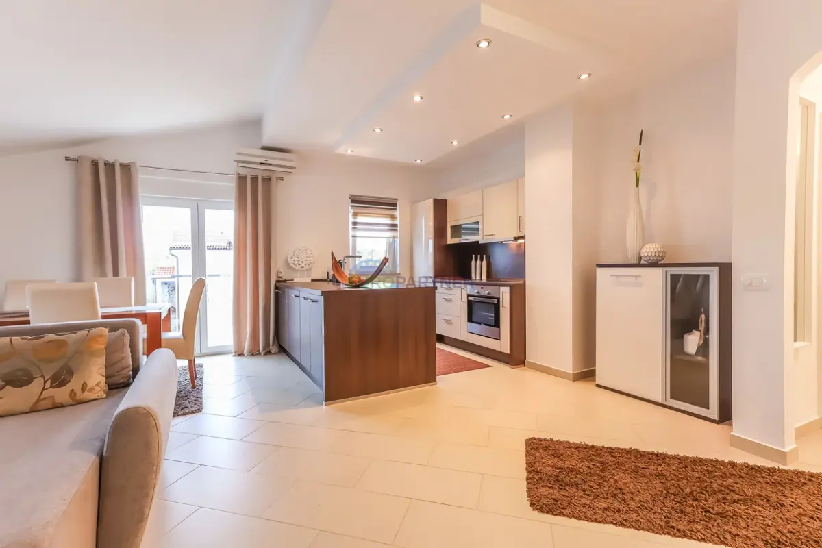 Poreč, moderno opremljen 3-sobni stan + zemljište 140m2 -samo 2,5 km od mora