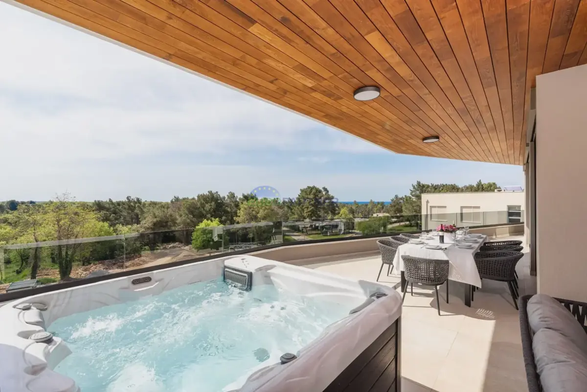 Penthouse with sea view, 800m from the sea, Poreč surroundings