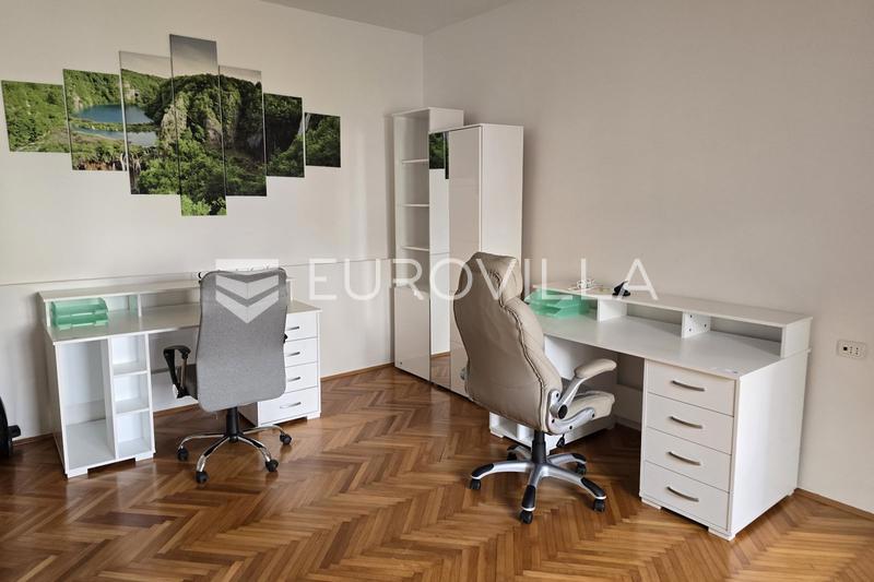 Locale commerciale PULA, 1.100 €