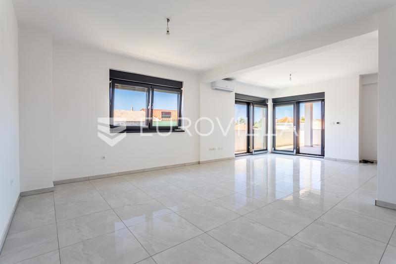 Vodice, prostran penthouse s krovnom terasom, 168,79 m²