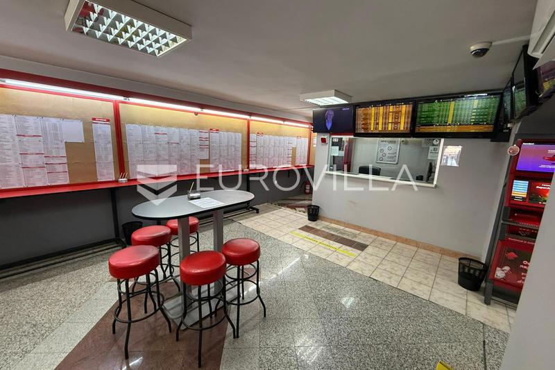 Locale commerciale KARLOVAC, 800 €
