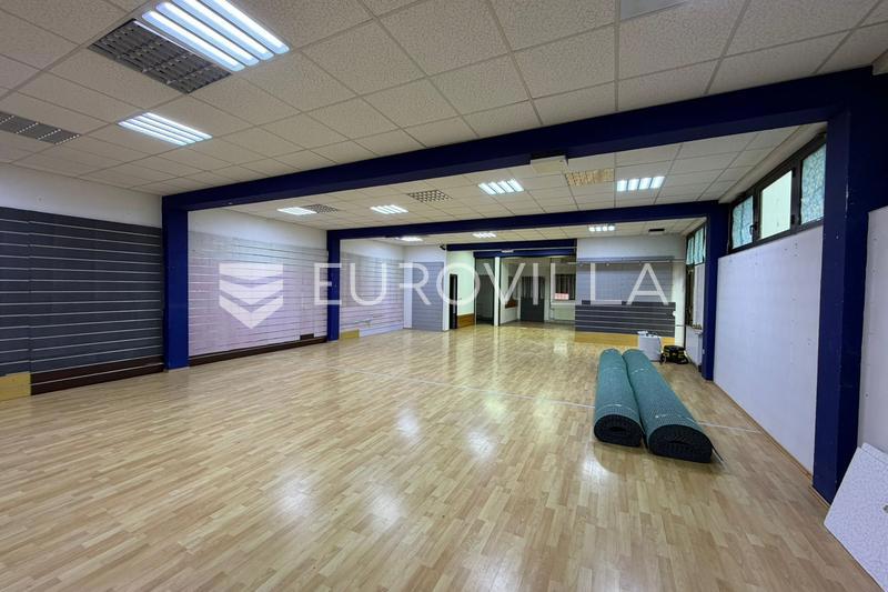 Коммерческая площадь ĐAKOVO, 3.500 €