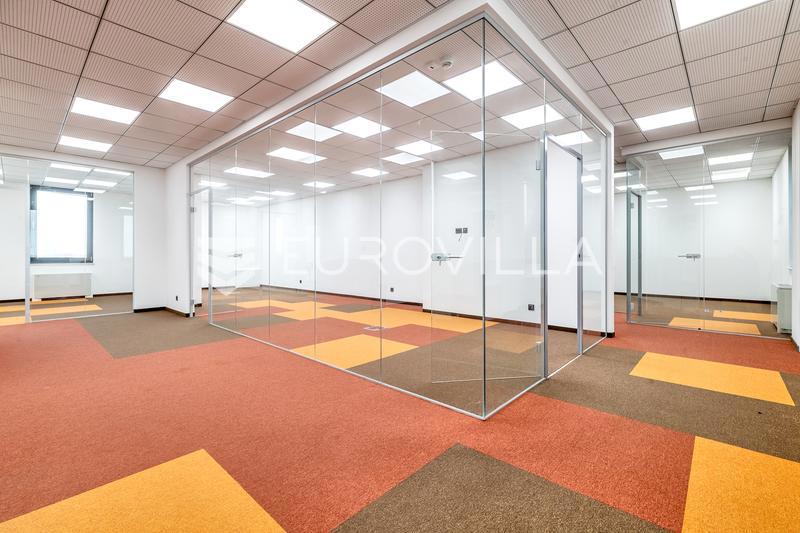 Locale commerciale ZAGREB, 3.030 €