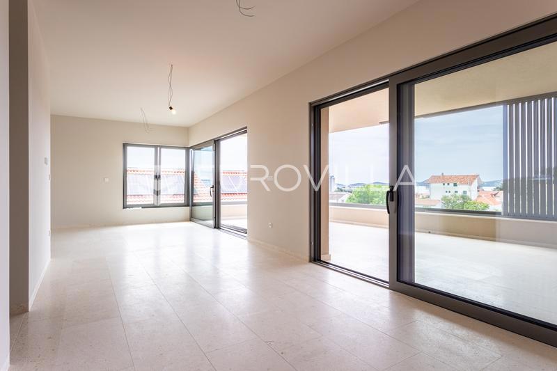 Vodice, luksuzan trosoban penthouse, 157,59 m² s panoramskim pogledom na more i prostranim terasama