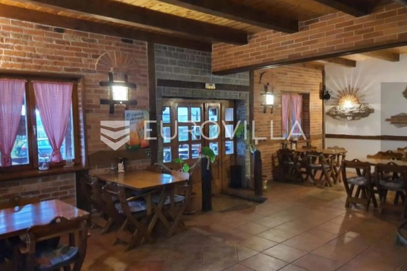 Locale commerciale KARLOVAC, 450.000 €