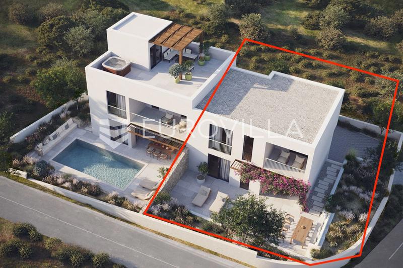 Vodice, NOVOGRADNJA, moderan trosoban stan na dvije etaže s vrtom