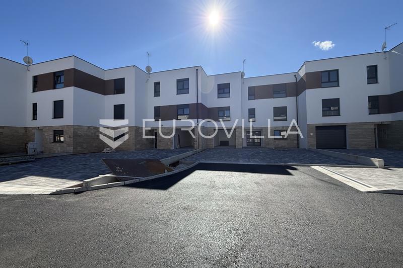 Pula, Valdebek - spacious penthouse in a new building, 2nd floor, 154 m², garage- excellent location