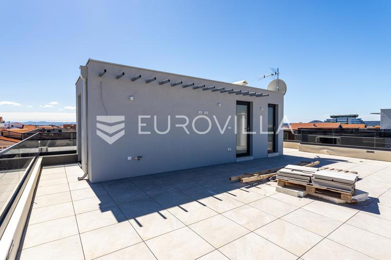 Vodice, NOVOGRADNJA N2, S5, moderan stan na drugom katu s krovnom terasom, 111,56 m²