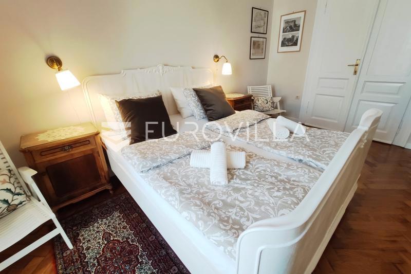 Pula, Center, three furnished residential units with a garden and parking in the very center