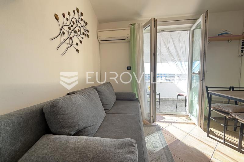 Pula, Nova Veruda, furnished two-room apartment with loggia, 32 m² - top location