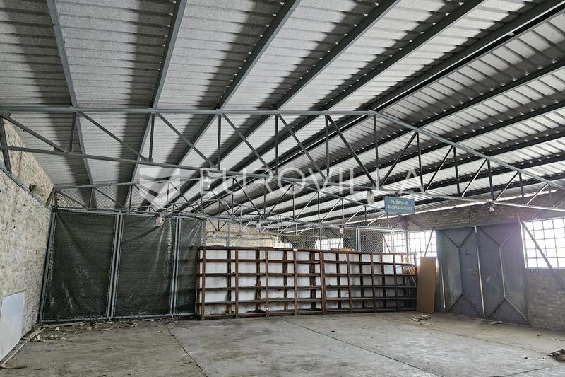 Locale commerciale OSIJEK, 1.500 €