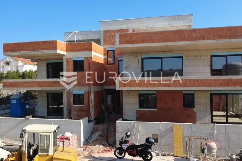 Vodice, prekrasan stan s krovnom terasom i bazenom, 143,49 m²