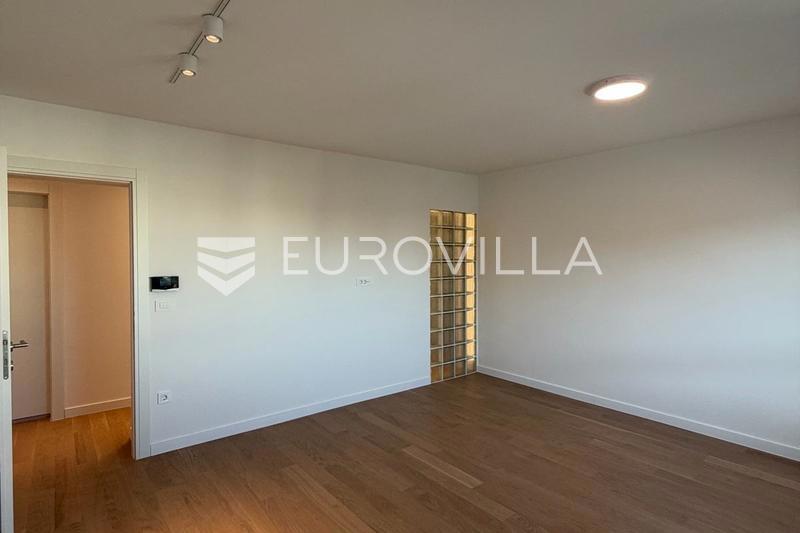 Zagreb, Donji Grad, luksuzno renoviran trosoban stan s loggiom, 60 m² – 2