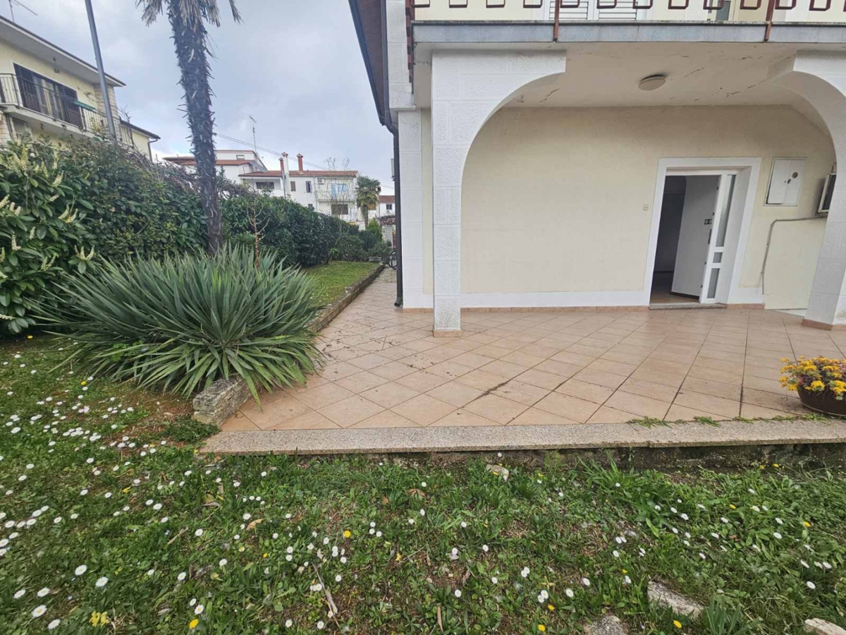 Poreč centar, stan u prizemlju sa vrtom!