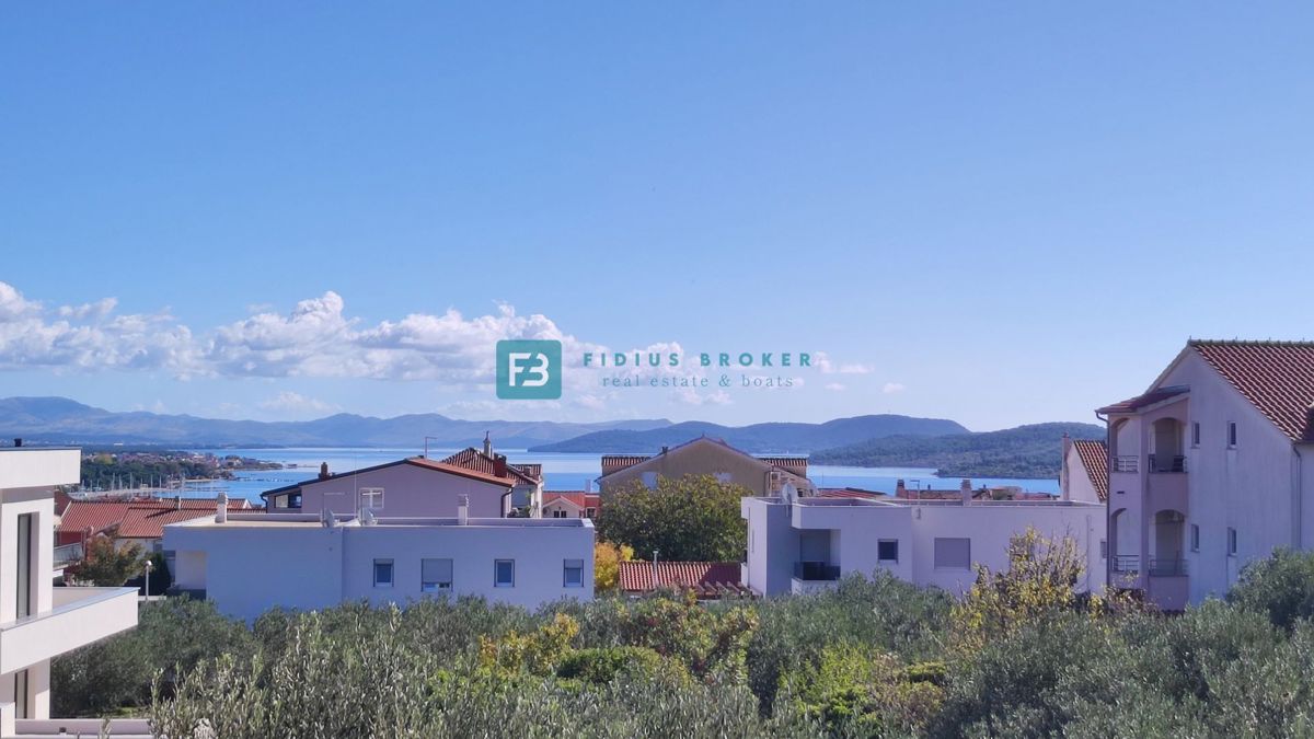 VODICE, novogradnja, 1. kat, 3 spavaće sobe, pogled na more, ostava
