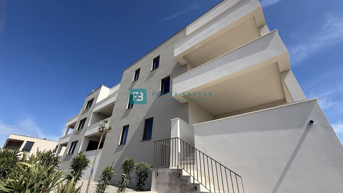 VODICE, novo, visoko prizemlje, vrt 100 m2, ostava, pogled na more