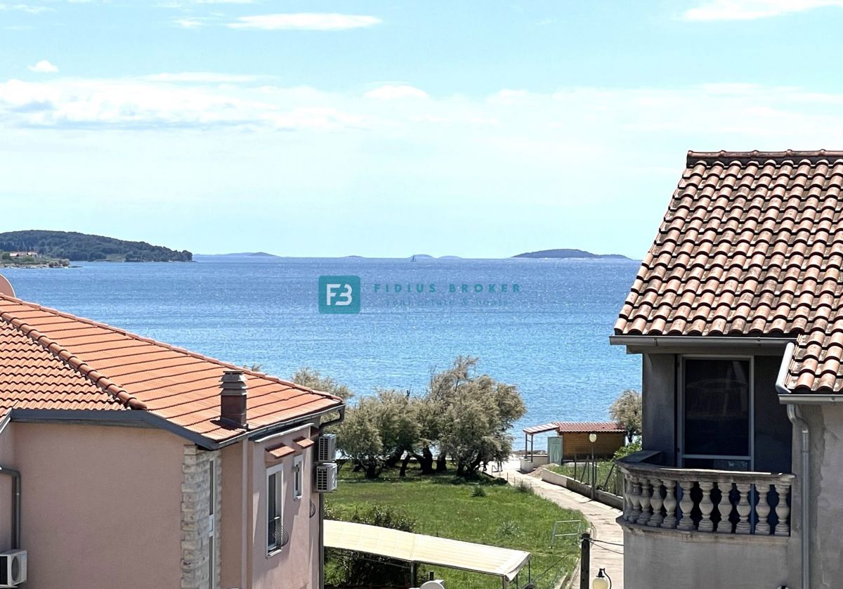 VODICE, novo, top lokacija, 50 m do plaže, pogled na more, lift