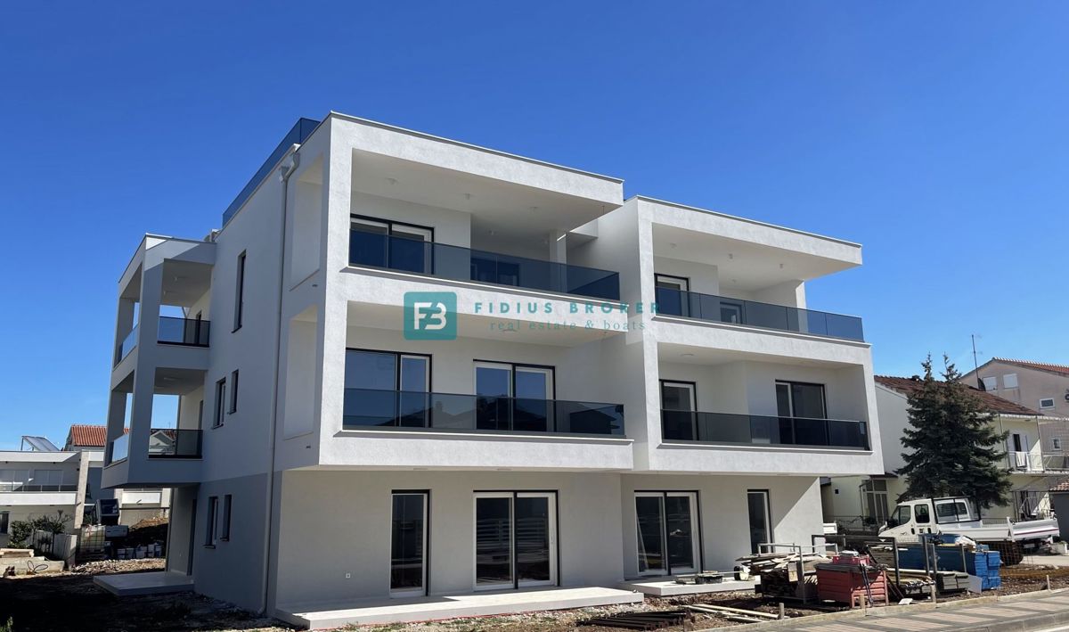 VODICE, novogradnja, prizemlje, moderan stan, 650 m do plaže