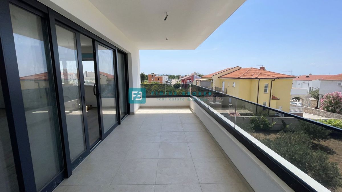 VODICE, novogradnja, 1. kat, 3 spavaće sobe, spremište