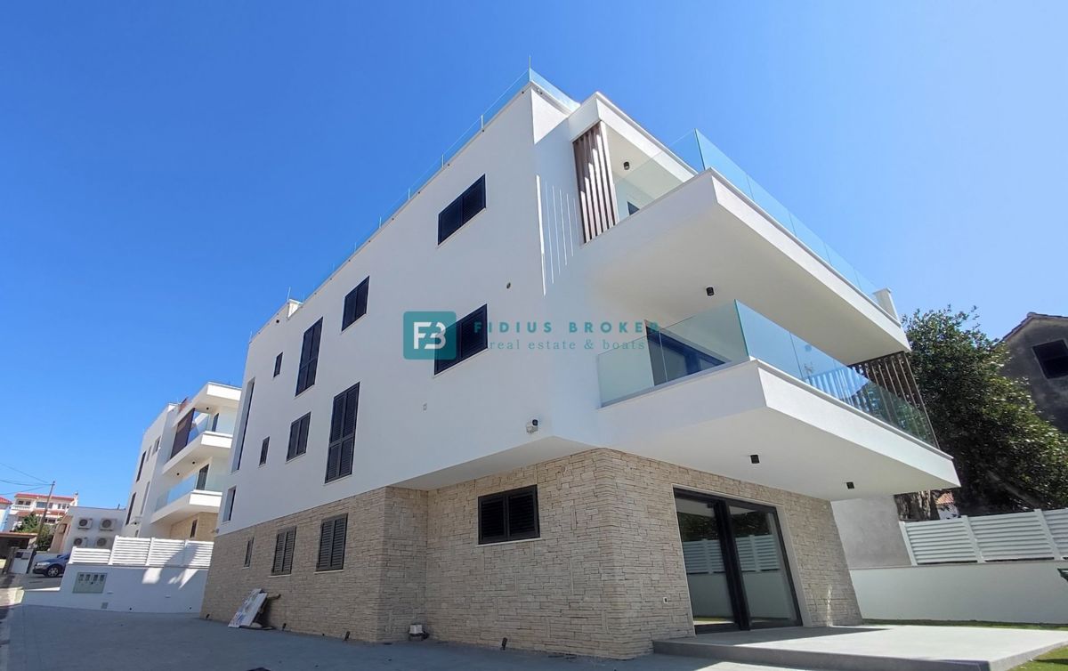 VODICE, novo, prizemlje, luksuzni stan, 250 m do rive, 4 spavaće sobe