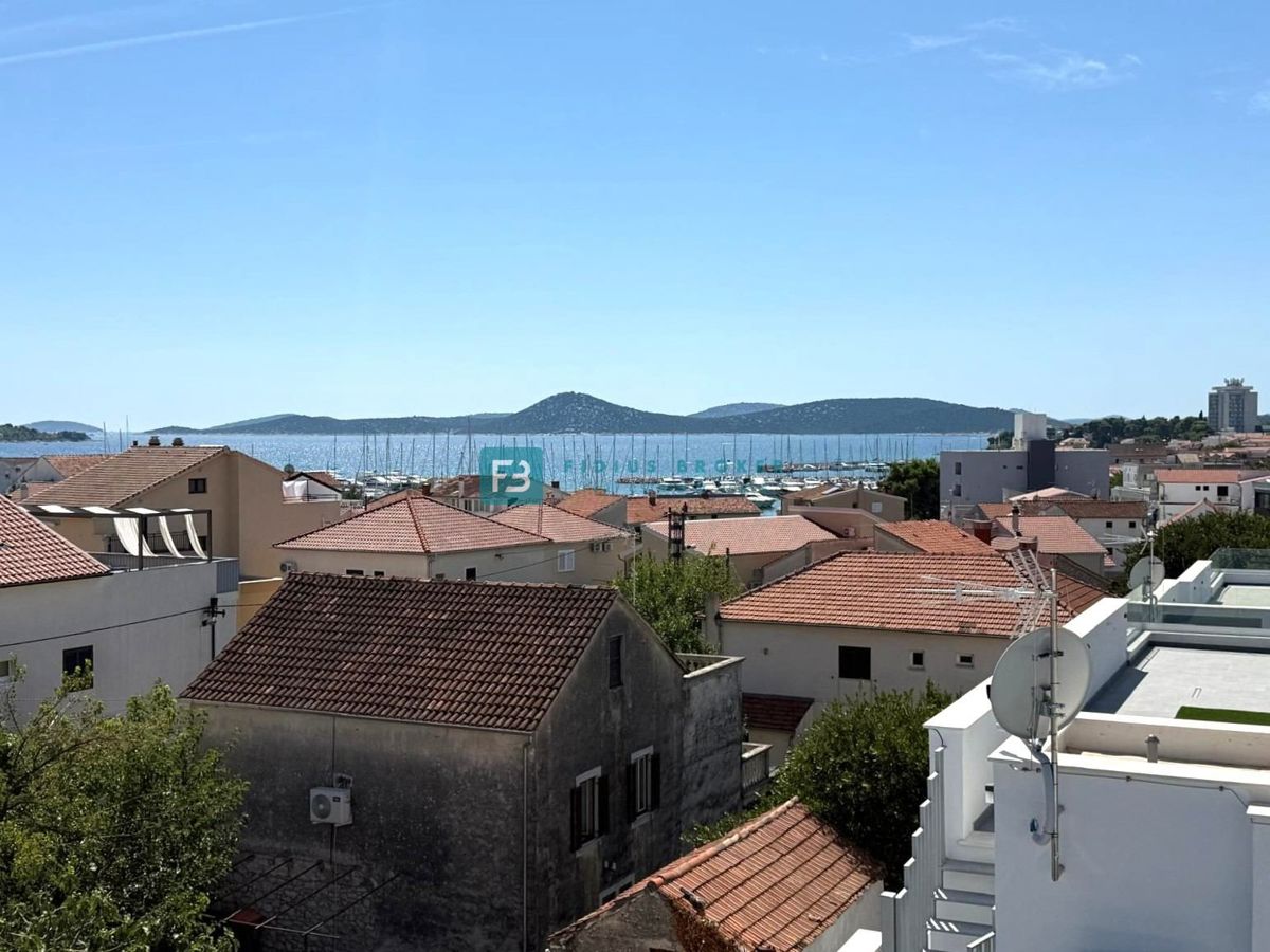 VODICE, novo, 2. kat + krovna terasa, 250 m do rive, panoramski pogled na more