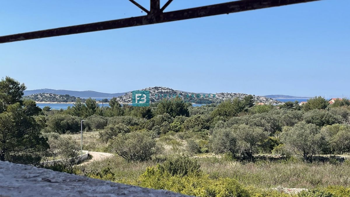VODICE, novo, 1. kat, 450 m od plaže, pogled na more, terasa, 2 parkinga, spremište
