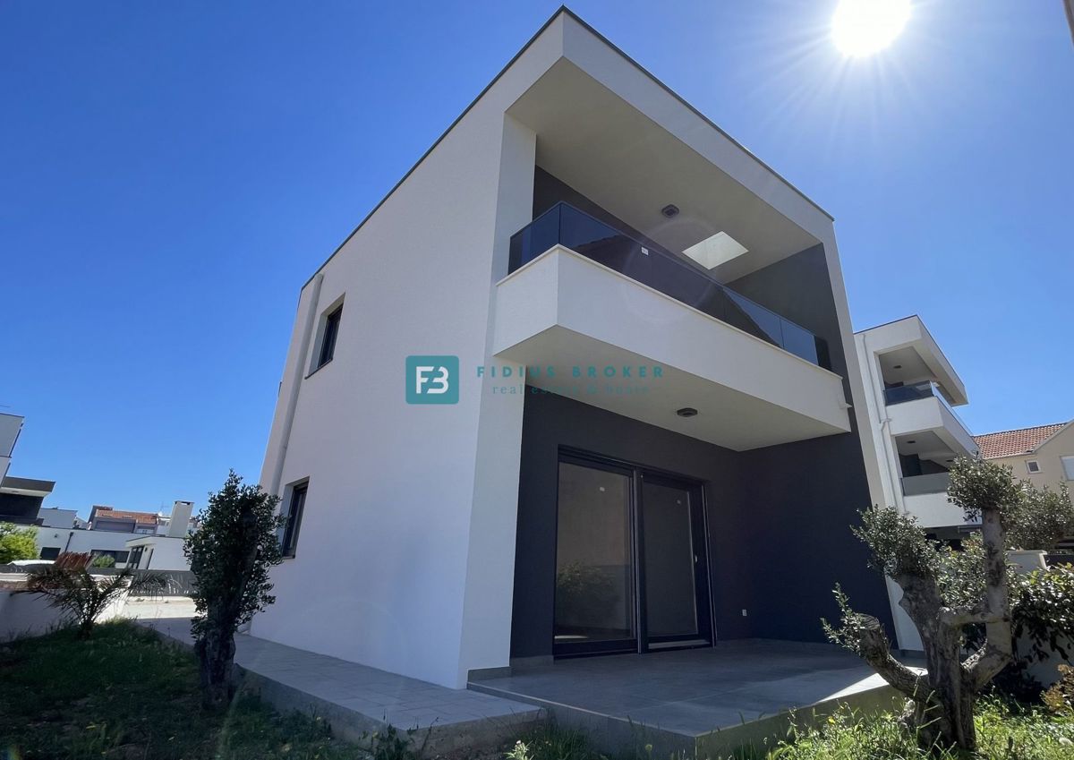VODICE, novo, dvoetažni stan, 650 m od plaže, vrt 120 m2, 3 spavaće sobe, S1