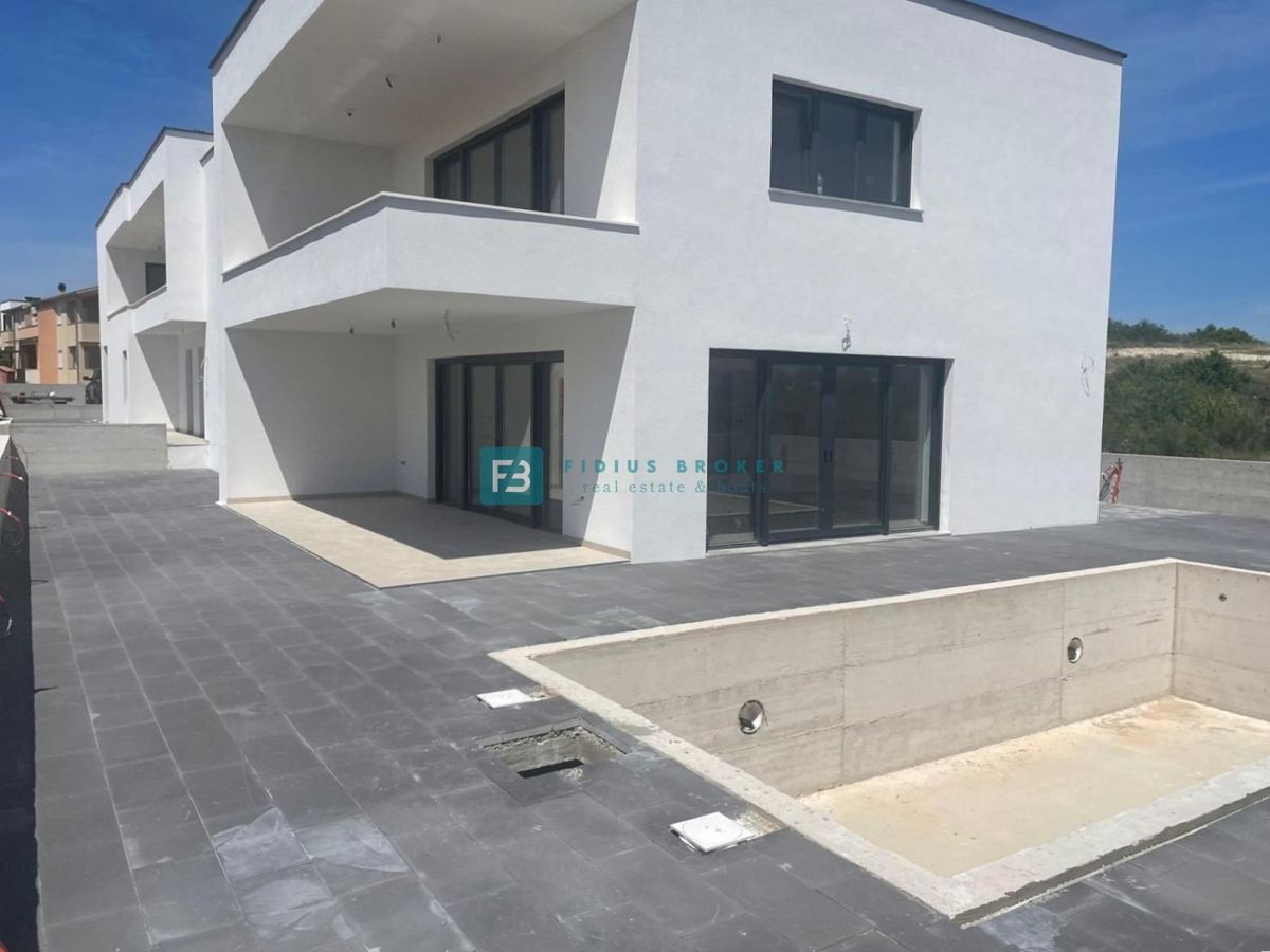VODICE, novo, prizemlje, bazen, vrt 204 m2, 3 spavaće sobe, spremište